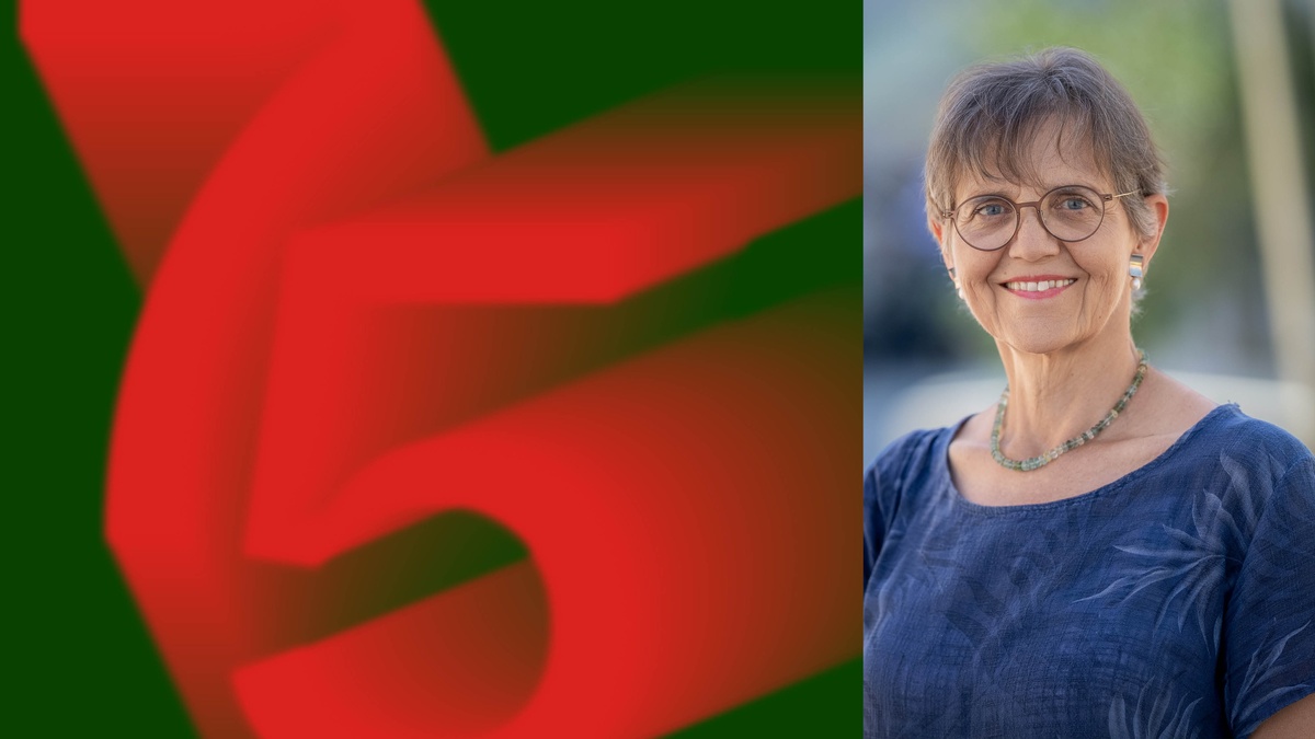 Die Zahl 75 in rot auf dunkelgr&uuml;nem Hintergrund, neben einem Portr&auml;t von Verena Winiwarter &copy; Daniel Hinterramskogler, Studio Anouk Rehorek