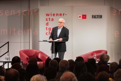 Peter Huemer auf der Bühne des Wiener Stadtgesprächs © Christian Fischer
