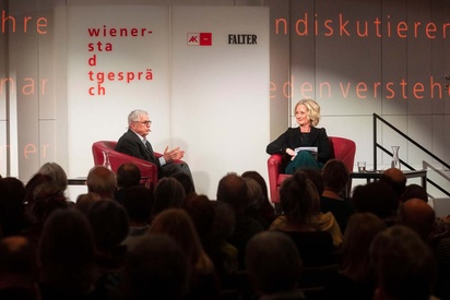 Peter Huemer und Barbara Tóth auf der Bühne des Wiener Stadtgesprächs © Christian Fischer