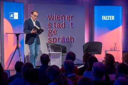 Marc Elsberg beim 62 Wiener Stadtgespräch zu seinem Buch Celsius