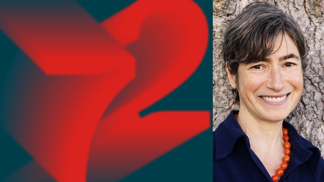 Zahl 72 in rot auf blauem Hintergrund, Porträt Kathy Leichter © Elsa Okazaki, Studio Anouk Rehorek