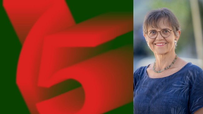 Die Zahl 75 in rot auf dunkelgr&uuml;nem Hintergrund, neben einem Portr&auml;t von Verena Winiwarter &copy; Daniel Hinterramskogler, Studio Anouk Rehorek